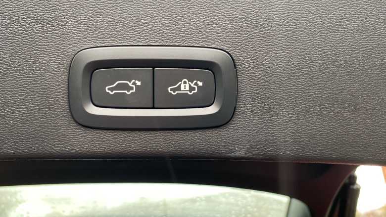 Volvo XC40 2.0 B4P Plus Dark 5dr Auto Petrol Estate